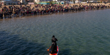 La Befana arriva remando: bambini entusiasti, spiaggia affollata e doni di solidarietà