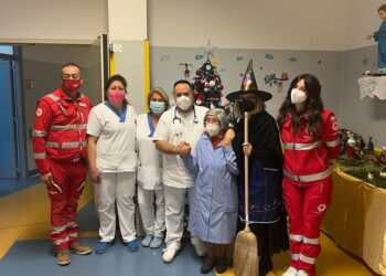 La Befana porta i doni ai bimbi del reparto di Pediatria del “Renzetti”