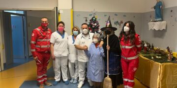 La Befana porta i doni ai bimbi del reparto di Pediatria del “Renzetti”