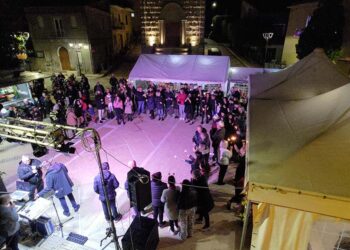 Fa esplodere botto durante il cenone in piazza causando danni e malori, il Comune denuncia