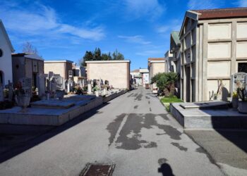 Furti al cimitero, nuove segnalazioni di utenti indignati. «Come si può rubare dalle tombe?»