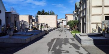 Furti al cimitero, nuove segnalazioni di utenti indignati. «Come si può rubare dalle tombe?»