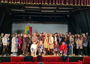 San Salvo, ai neo 18enni donate Costituzione e una chiave d’argento «simbolo di cittadinanza»