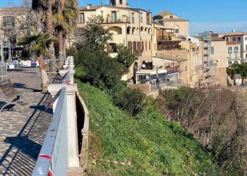 Vasto, torna a preoccupare il dissesto: si stacca parte del rivestimento della balconata orientale
