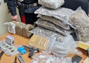 Ha 12 chili di droga in garage e si scaglia contro i carabinieri: 32enne fermato con il taser