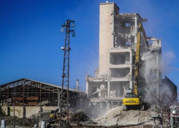 Al via la demolizione della storica Icomi: fu una delle prime aziende sansalvesi dopo la Siv