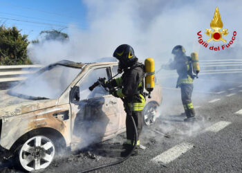 Auto in fiamme sulla provinciale per Fossacesia: illeso il conducente