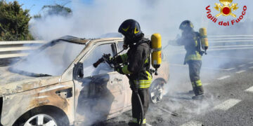 Auto in fiamme sulla provinciale per Fossacesia: illeso il conducente