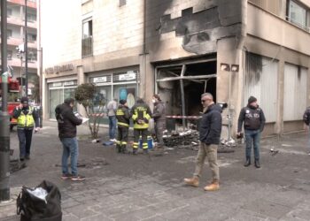 Paura nel centro di Pescara: cassonetti in fiamme, evacuata una banca