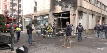 Paura nel centro di Pescara: cassonetti in fiamme, evacuata una banca