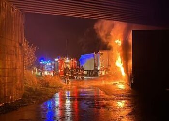 Ortona, nella notte a fuoco due tir