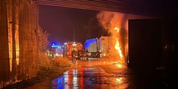 Ortona, nella notte a fuoco due tir