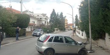 Perde il controllo dell’auto e prende in pieno un palo