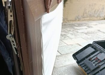 Forzano un infisso ed entrano in casa: ladri messi in fuga dall’allarme