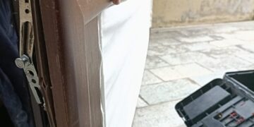 Forzano un infisso ed entrano in casa: ladri messi in fuga dall’allarme