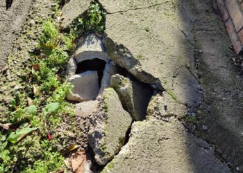 Marciapiedi disastrati: in via Spalato pedoni costretti a camminare in mezzo alla strada