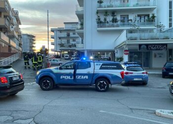 Ordigno sotto un’auto in via dei Conti Ricci: intervengono gli artificieri della polizia