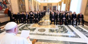 Le Confraternite da Papa Francesco: donata al Pontefice un’immagine della Sacra Spina