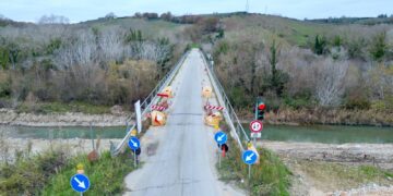 Quando il provvisorio diventa definitivo: ponte sul Sinello ristretto da vent’anni