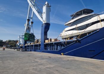 Carico eccezionale sbarca al porto di Vasto: turbine e motori da centinaia di tonnellate