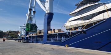 Carico eccezionale sbarca al porto di Vasto: turbine e motori da centinaia di tonnellate