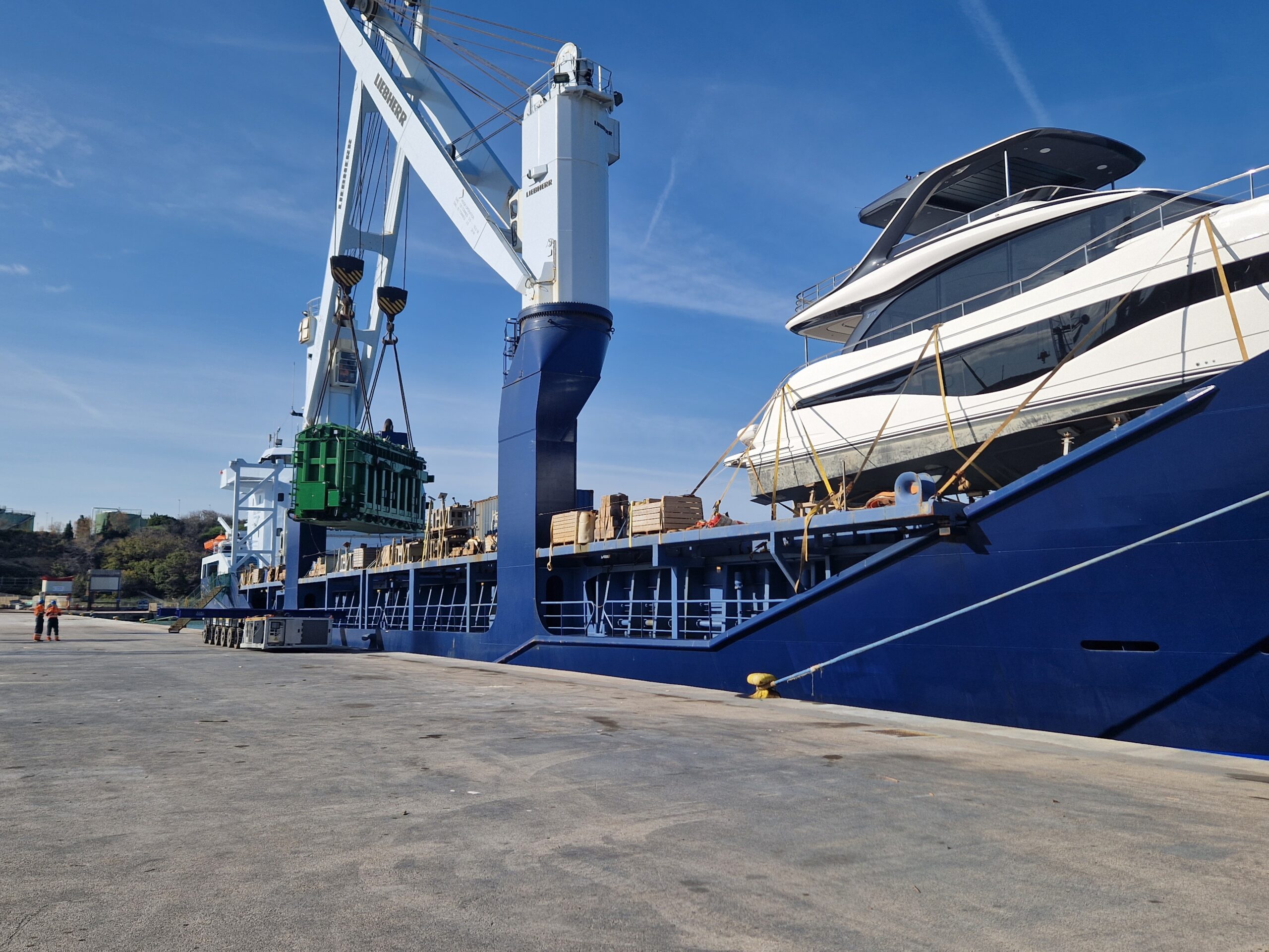 carico-eccezionale-sbarca-al-porto-di-vasto-turbine-e-motori-da