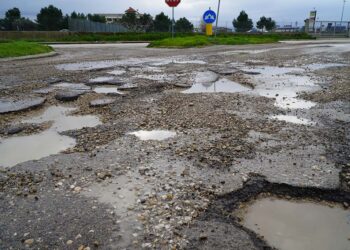 San Salvo, nella zona industriale crateri al posto della strada
