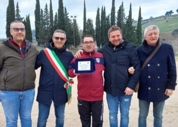 Targa e pasillo de honor: a Dino Pallotta un premio per il suo gol speciale