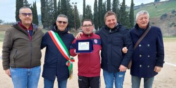 Targa e pasillo de honor: a Dino Pallotta un premio per il suo gol speciale