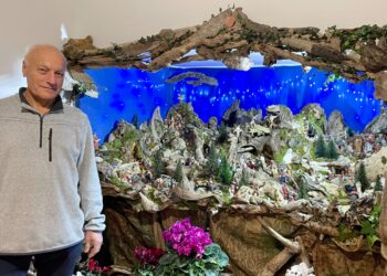 Le onde trascinano a riva tronchi e rami, Nicola Tilli li trasforma in un capolavoro di presepe