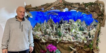 Le onde trascinano a riva tronchi e rami, Nicola Tilli li trasforma in un capolavoro di presepe