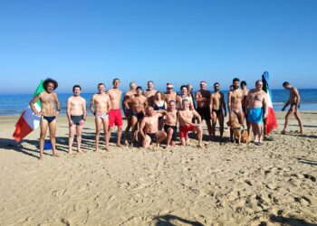 Sole, tepore e mare calmo accolgono gli audaci del tuffo di Capodanno a Vasto Marina