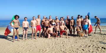 Sole, tepore e mare calmo accolgono gli audaci del tuffo di Capodanno a Vasto Marina