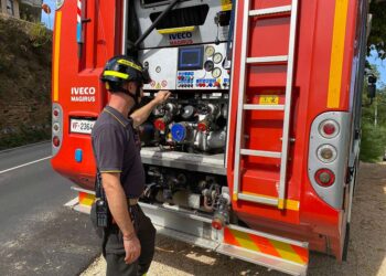 Auto prende fuoco in marcia in via Istonia, vigili del fuoco domano l’incendio