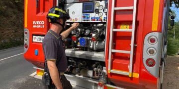 Auto prende fuoco in marcia in via Istonia, vigili del fuoco domano l’incendio