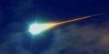 Bolide luminoso nel cielo: avvistamenti anche sul litorale vastese
