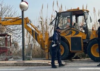 Da anni vende mitili abusivamente, carabinieri rimuovono il chiosco sulla SS16