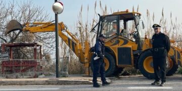 Da anni vende mitili abusivamente, carabinieri rimuovono il chiosco sulla SS16