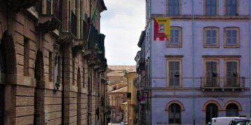 Si barrica in un ristorante chiedendo soldi, interviene la polizia