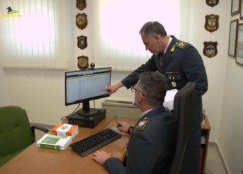 È convinto di investire in bitcoin ma perde tutto: guardia di finanza a caccia dei truffatori