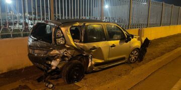 Scontro tra due auto sulla strada per il porto, due i feriti