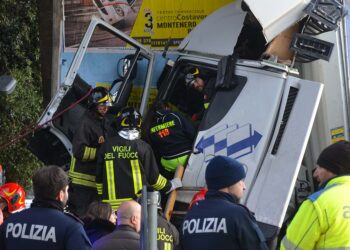 Tir si schianta contro il pilastro del ponte, vigili del fuoco salvano camionista incastrato