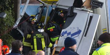 Tir si schianta contro il pilastro del ponte, vigili del fuoco salvano camionista incastrato