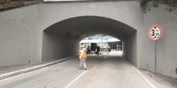 Ponte della vecchia stazione rimesso a nuovo, la strada può riaprire