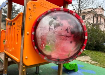 Non c’è pace per il parchetto di viale Marconi, casetta utilizzata come un bagno pubblico