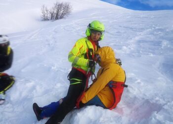 Scialpinismo: 44enne si frattura una gamba sul monte Rapina, soccorsa in eliambulanza