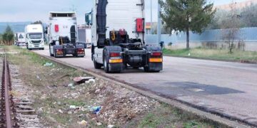 Tir e degrado in viale Germania, da oggi c’è il divieto di fermata