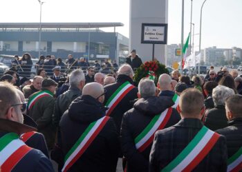 Via Craxi intitolata tra sindaci in fascia: «Il tempo toglie la nebbia dagli occhi e dalle menti»