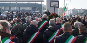 Via Craxi intitolata tra sindaci in fascia: «Il tempo toglie la nebbia dagli occhi e dalle menti»