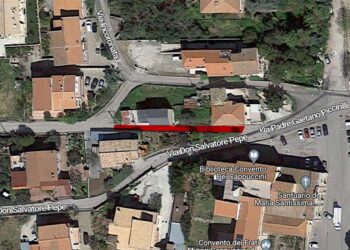 Auto che sfrecciano in via Padre Piccirilli a Vasto, ok a nuovo dosso artificiale